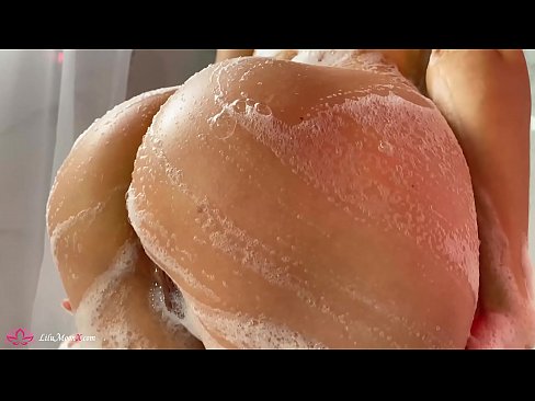 ❤️ Brunette Masturbates Pussy b'vibratur għal orga intens fid-doċċa ☑ Video anali f'mt.hentai-for.ru ❌️